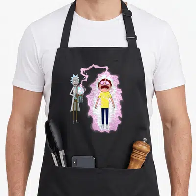 Tablier de cuisine noir avec Rick tenant une machine et Morty traversant un portail violet électrique.
