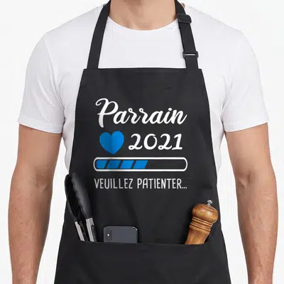 Tablier de cuisine noir avec inscription Parrain 2021 et barre de chargement bleue.