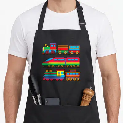 Tablier de cuisine noir avec trois trains colorés alignés :, train moderne et wagon vintage sur fond uni.