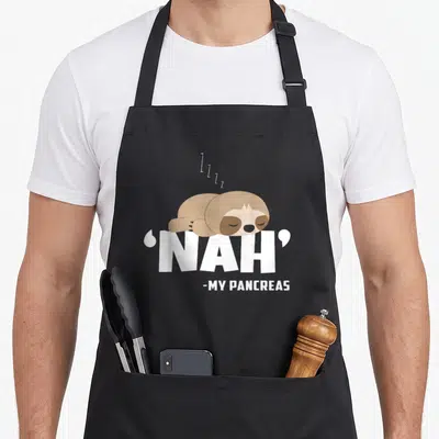 Tablier de cuisine noir avec un paresseux marron dormant sur les mots Nah My Pancreas en blanc.