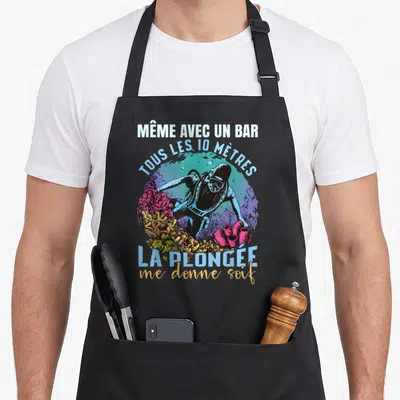 Tablier de cuisine noir avec illustration d'un plongeur et texte humoristique sur la plongée et le bar.
