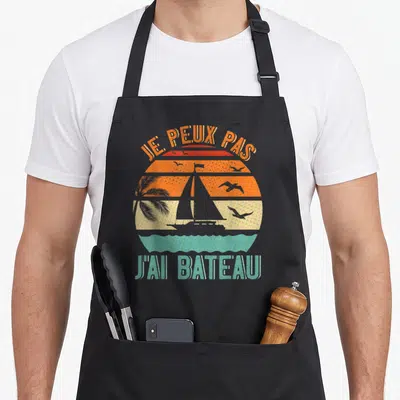Tablier de cuisine noir avec illustration vintage d'un bateau à voile et texte Je peux pas j'ai bateau à voile capitaine navire.