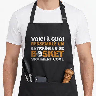 Tablier de cuisine noir avec inscription Voici à quoi ressemble un entraîneur de basket vraiment cool en blanc et orange.
