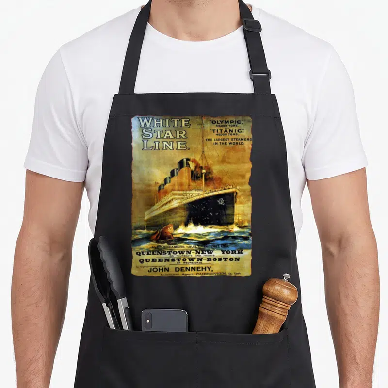 Tablier de cuisine noir avec affiche vintage White Star Line Titanic et bateau à vapeur sur fond sepia.
