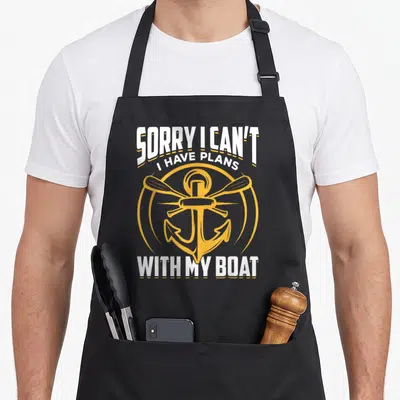 Tablier de cuisine noir avec inscription Je Ne Peux Pas J'ai Des Projets Avec Mon Bateau Capitaine et ancre dorée.