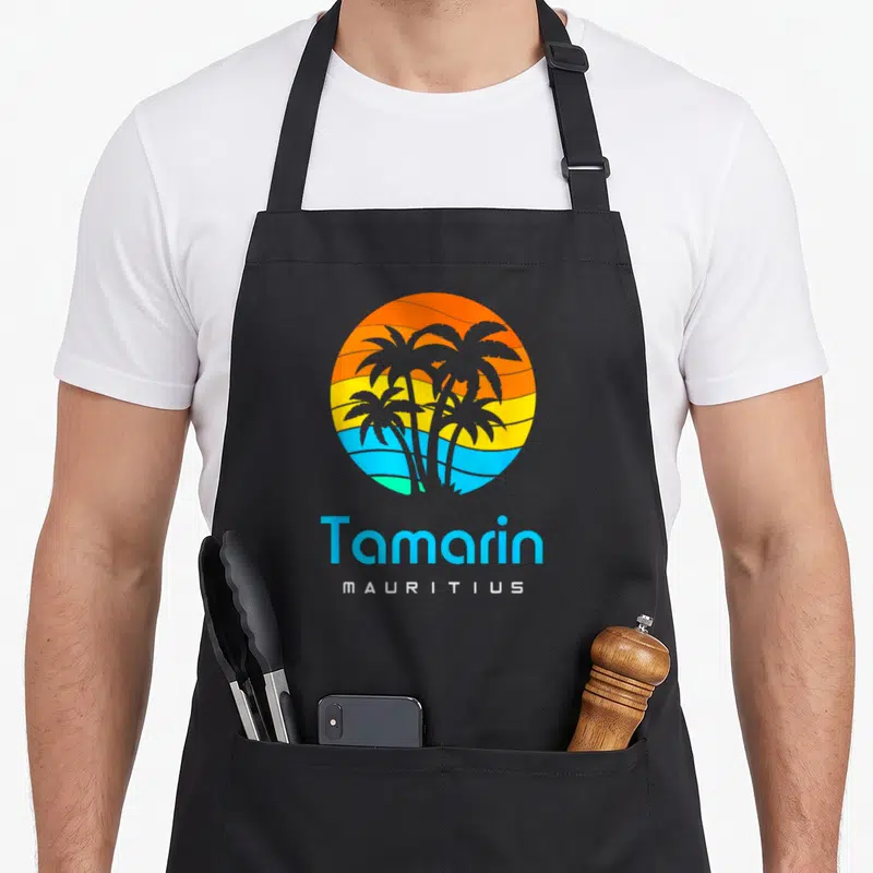 Tablier de cuisine noir avec logo circulaire aux palmiers et inscription Tamarin Mauritius