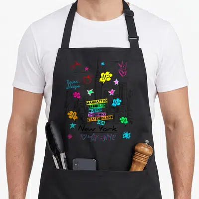 Tablier de cuisine noir avec illustration graffiti colorée du skyline de New York, l'Empire State Building et les noms des arrondissements Manhattan Brooklyn Queens The Bronx Staten Island USA