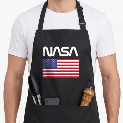 Tablier de cuisine noir avec logo NASA Worm et drapeau des États-Unis imprimé sur le devant.