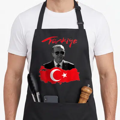 Tablier de cuisine noir avec Recep Tayyip Erdogan, l'inscription Türkiye et une carte du drapeau turc rouge et blanc.