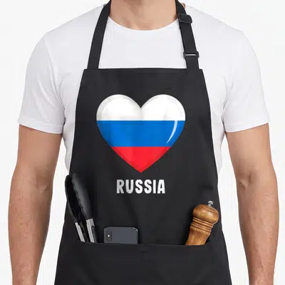 Tablier de cuisine noir avec un grand cœur tricolore blanc bleu rouge et linscription RUSSIA en bas.