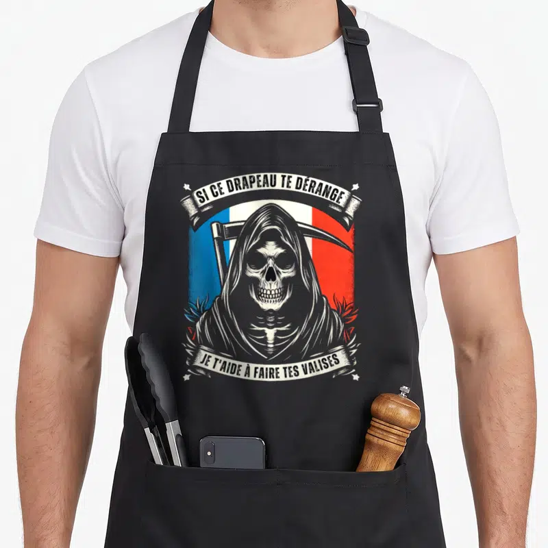 Tablier de cuisine noir avec un crâne de la mort sur fond tricolore et texte humoristique.