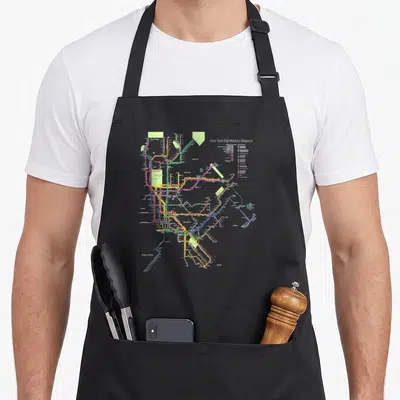 Tablier de cuisine noir avec une carte colorée du réseau de métro de New York City imprimée au centre.