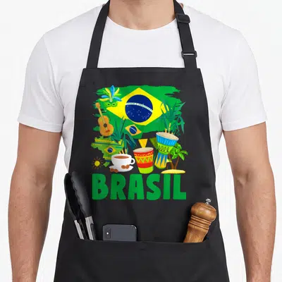 Tablier de cuisine noir avec un drapeau du Brésil, des instruments de musique, une tasse de café et le mot BRASIL en grandes lettres vertes.