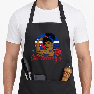 Tablier de cuisine noir avec une illustration d'une femme musclée, des roses et le texte Cabo Verdean Girl en rouge.