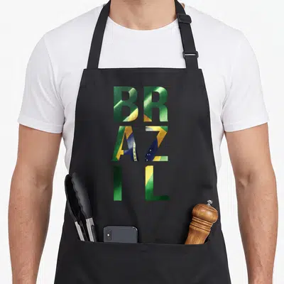 Tablier de cuisine noir avec l'inscription BRAZIL aux couleurs du drapeau national du Brésil imprimée verticalement.