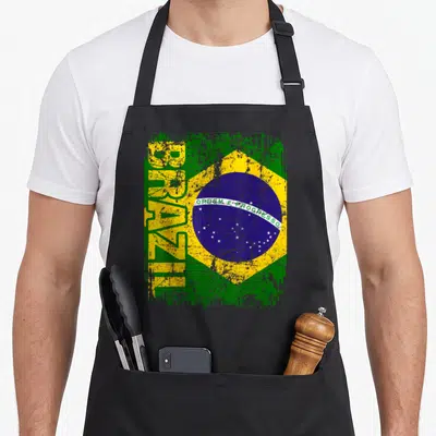 Tablier de cuisine noir avec un motif drapeau BRAZIN vert jaune et bleu portant la devise ORDRE ET PROGRESSO en style vintage.