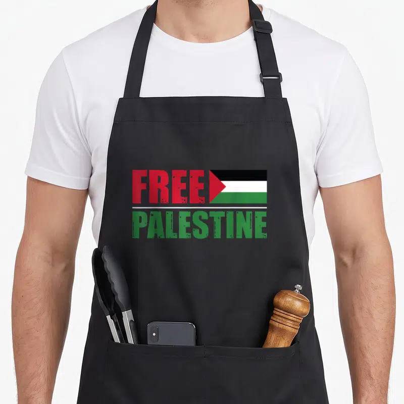 Tablier de cuisine noir avec l'inscription Free Palestine et le drapeau palestinien en style vieilli.