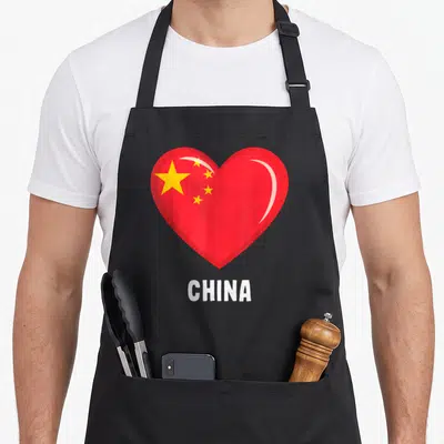 Tablier de cuisine noir avec un cœur rouge stylisé aux étoiles jaunes et l'inscription CHINA en blanc.