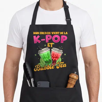 Tablier de cuisine noir avec deux verres de bubble tea vert et rose sous le texte Mon énergie vient de la K-Pop et Bubble Tea.