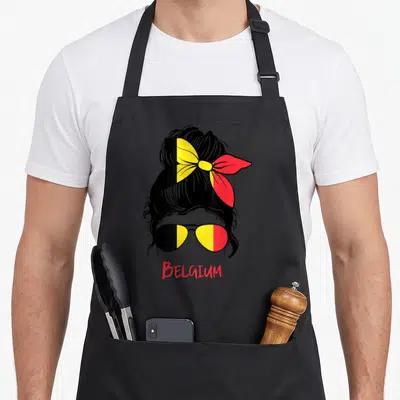 Tablier de cuisine noir avec illustration femme chignon et lunettes aux couleurs du drapeau belge et inscription Belgium en bas.