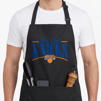 Tablier de cuisine noir avec l'inscription New York Knicks et un ballon de basket en bleu et orange.