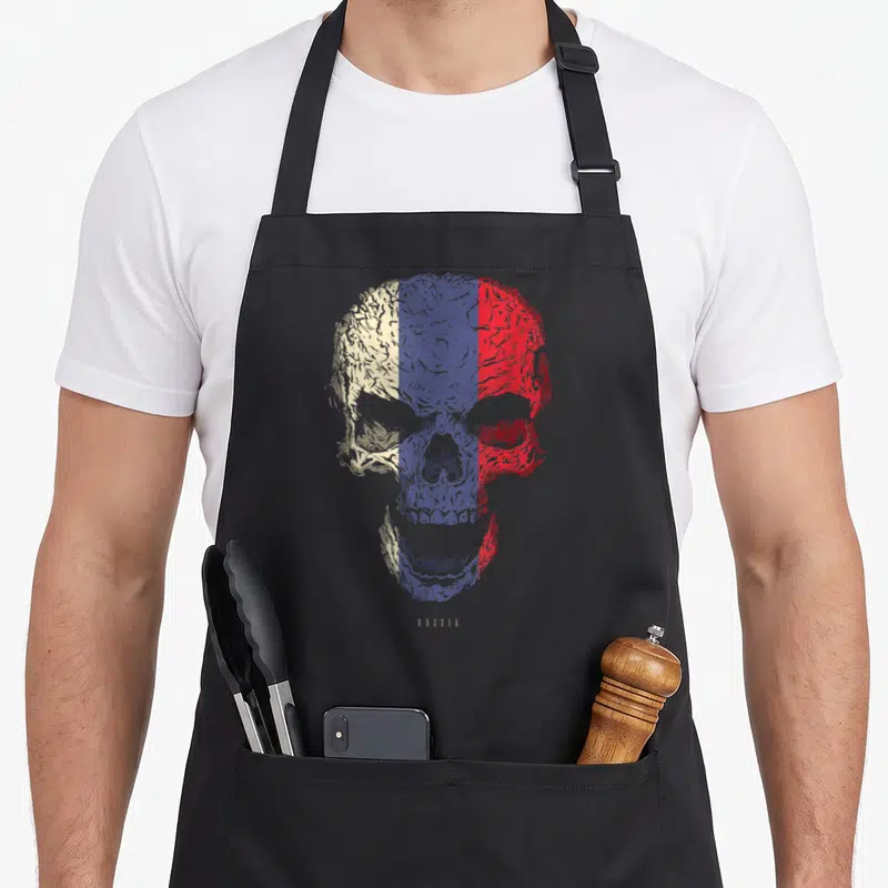 Tablier de cuisine noir avec un crâne stylisé aux couleurs du drapeau russe et linscription Russia en bas.