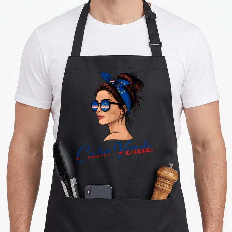 Tablier de cuisine noir avec illustration d'une femme aux lunettes et foulard aux couleurs du drapeau de Cap-Vert.