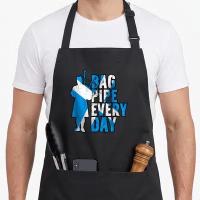Tablier de cuisine noir avec silhouette de cornemuseur et texte Bag Pipe Every Day aux couleurs du drapeau écossais.