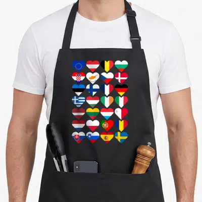Tablier de cuisine noir avec une grille de cœurs affichant les drapeaux de divers pays européens.
