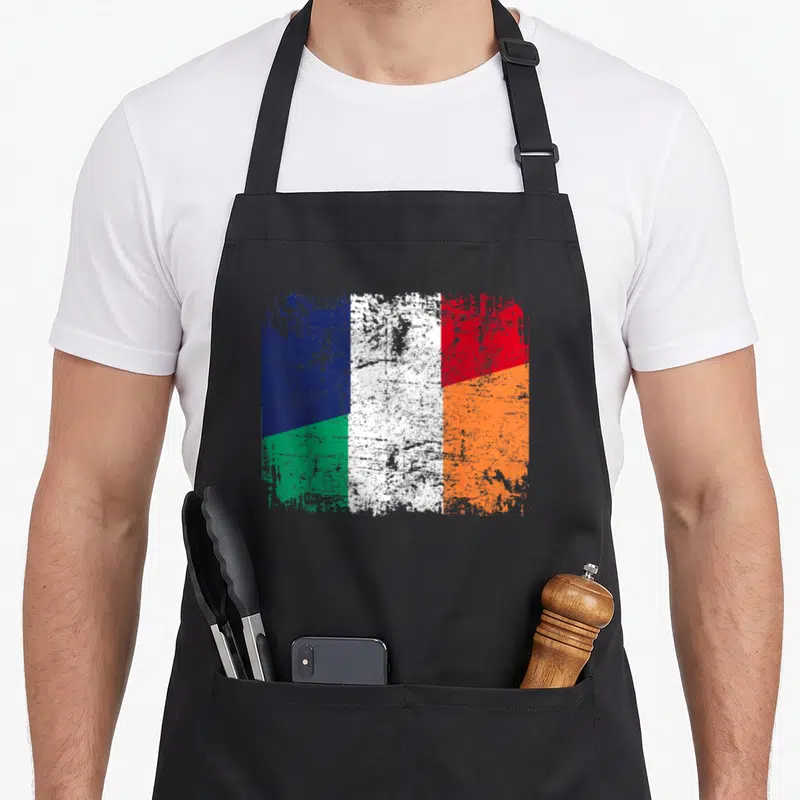 Tablier de cuisine noir avec un drapeau de l'amitié fusionnant les teintes irlandaises et françaises en texture vieillie.