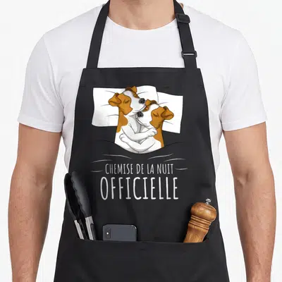 Tablier de cuisine noir avec deux chiens Jack Russel s'enlaçant sous une couverture et le texte « chemise de la nuit » imprimé en blanc.