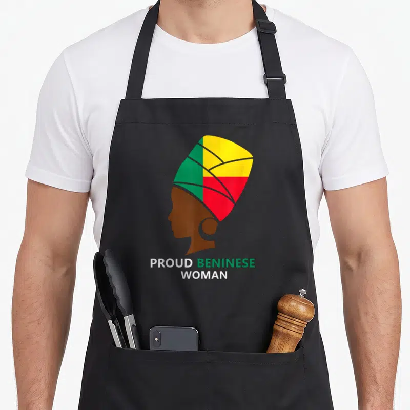 Tablier de cuisine noir avec silhouette femme coiffée aux couleurs du drapeau béninois et texte Proud Beninese Woman en bas.