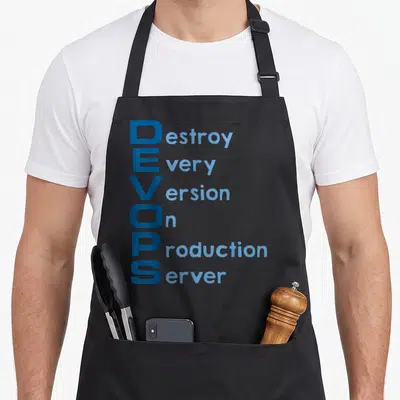Tablier de cuisine noir avec un acrostiche Devops en bleu foncé et clair sur fond gris uni.
