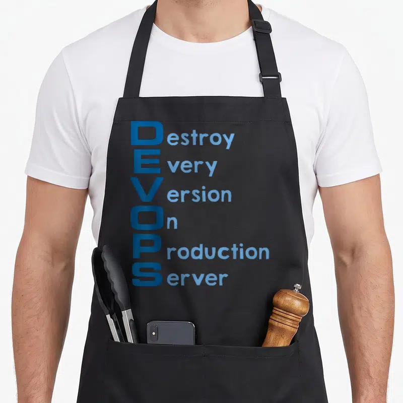 Tablier de cuisine noir avec un acrostiche Devops en bleu foncé et clair sur fond gris uni.