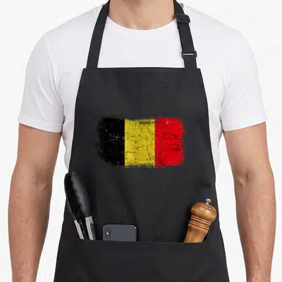 Tablier de cuisine noir avec le drapeau belge stylisé en noir jaune et rouge sur fond uni.