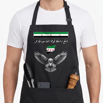Tablier de cuisine noir avec drapeau syrien, carte du pays en forme de drapeau et aigle aux ailes blanches déployées.