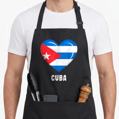 Tablier de cuisine noir avec un grand cœur affichant le drapeau cubain et le texte CUBA en blanc en dessous.