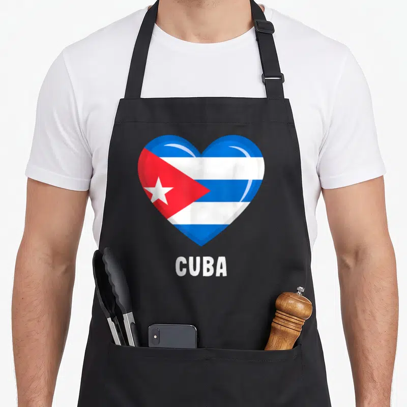 Tablier de cuisine noir avec un grand cœur affichant le drapeau cubain et le texte CUBA en blanc en dessous.