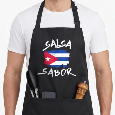 Tablier de cuisine noir avec drapeau cubain stylisé et texte Salsa Sabor en blanc