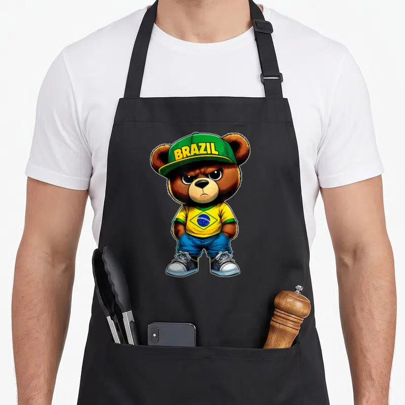 Tablier de cuisine noir avec ours en peluche brésilien portant une casquette et un haut aux couleurs nationales.