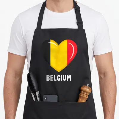 Tablier de cuisine noir orné d'un cœur tricolore noir jaune rouge et du mot Belgium en lettres blanches.