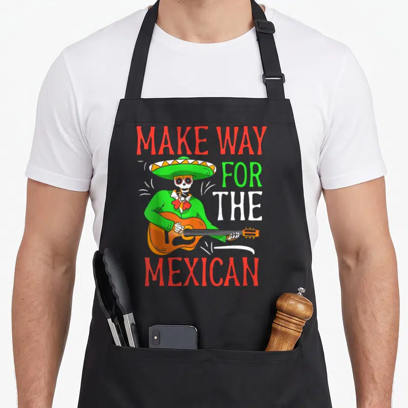 Tablier de cuisine noir avec un squelette en mariachi jouant de la guitare et le texte Make Way For The Mexican.