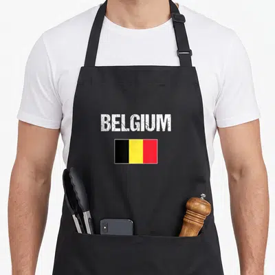 Tablier de cuisine noir avec l'inscription BELGIUM et le drapeau tricolore noir jaune rouge au centre.