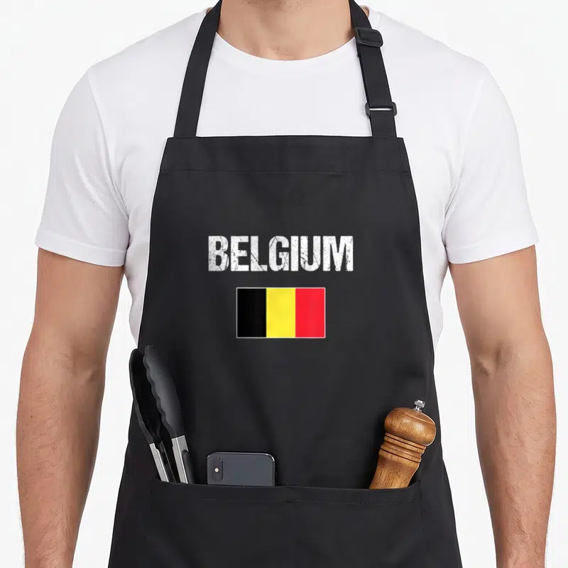 Tablier de cuisine noir avec l'inscription BELGIUM et le drapeau tricolore noir jaune rouge au centre.
