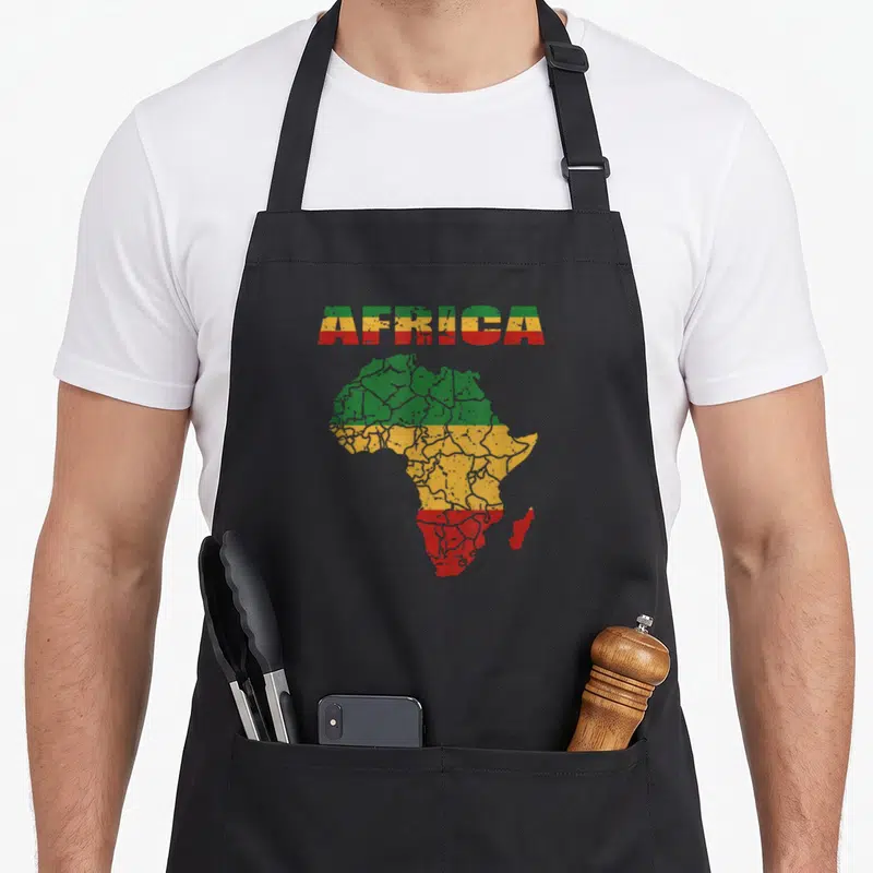 Tablier de cuisine noir avec carte Afrique aux couleurs vert jaune rouge et texte Africa déstructuré.