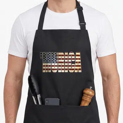 Tablier de cuisine noir avec linscription Murica formée par les étoiles et bandes du drapeau américain sur fond uni.