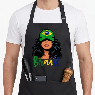 Tablier de cuisine noir avec illustration femme portant une casquette au drapeau du Brésil et le mot Brasil en lettres colorées.