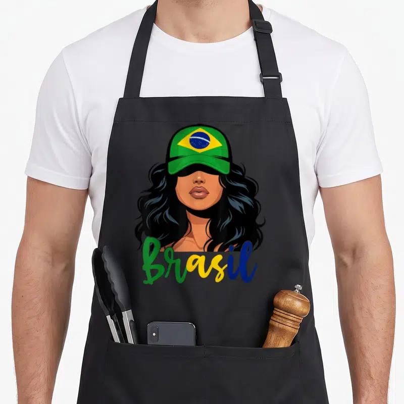 Tablier de cuisine noir avec illustration femme portant une casquette au drapeau du Brésil et le mot Brasil en lettres colorées.