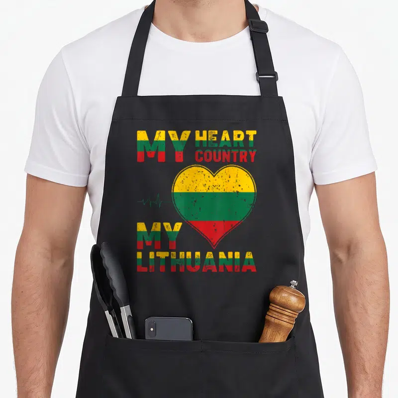 Tablier de cuisine noir avec un cœur aux couleurs du drapeau lithuanien et le texte My Heart Country My Lithuania en lettres délavées.