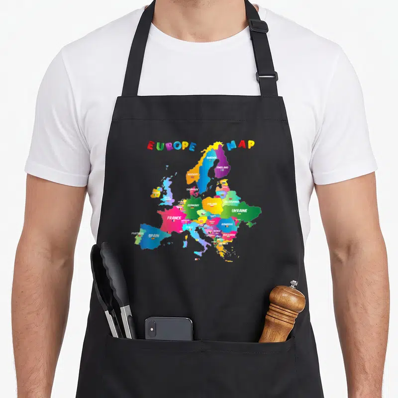 Tablier de cuisine noir avec une carte d'Europe aux couleurs vives et les noms des pays imprimés en anglais.